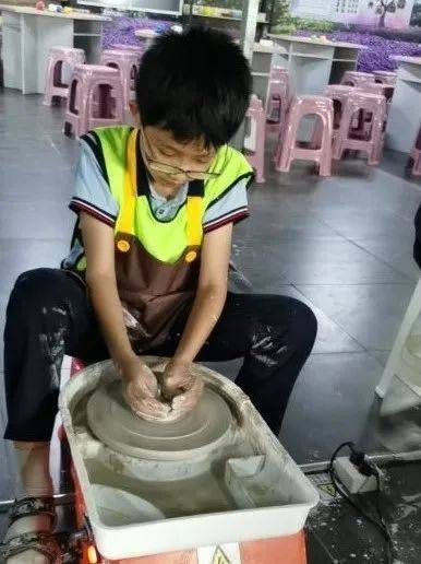 六2班宋佳霖:研学活动让我走进生活,提高了对生活的热情,主动地去学习