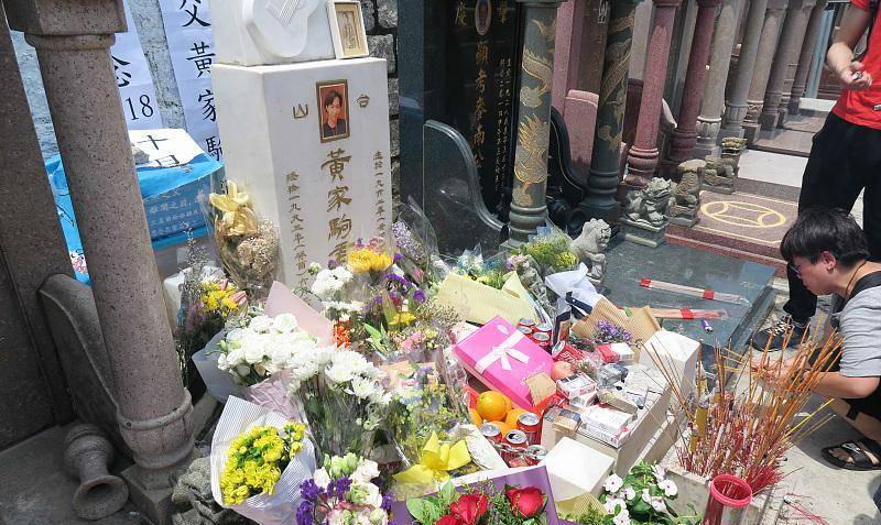 歌迷们去黄家驹,墓前祭奠,很多人现场忍不住落泪