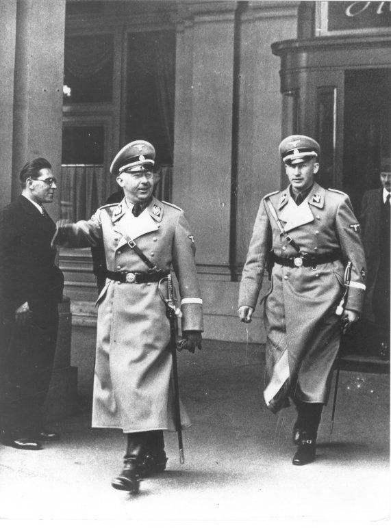希姆菜任德国警察总监,盖世太保首脑和党卫队帝国长官,具体组织实施