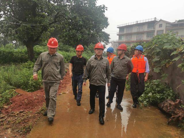 国网余干县供电公司:抗洪抢险风雨无阻 恢复供电刻不容缓_抢修