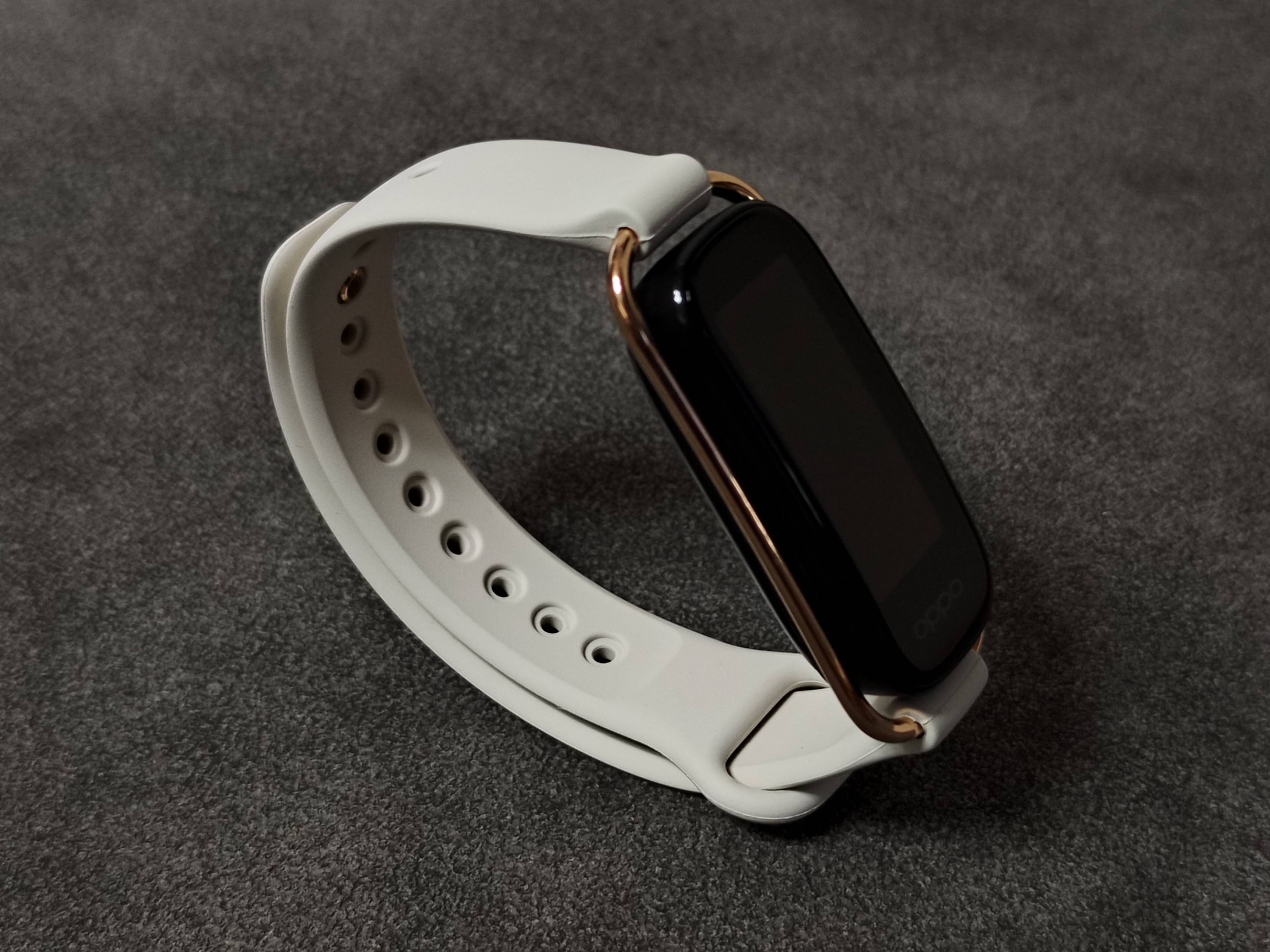 1/ 12 上个月初,oppo发布了一款相当精美的智能手环,继标准版上市开卖