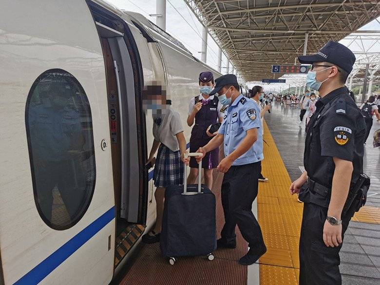 岳阳高铁警事17岁少女离家出走铁警苦口婆心劝其回家