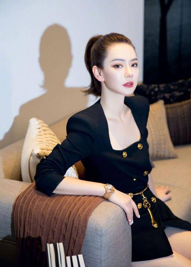 35岁戚薇才是"漫画腿"的高级玩家!穿西装短裙秀身材,气场好强