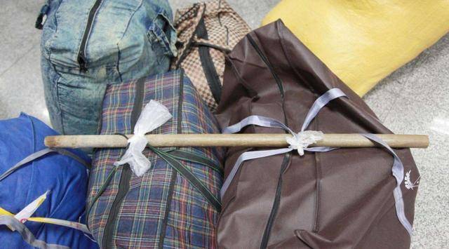 但是蛇皮袋就不同了,一个蛇皮袋只要几块钱,而行李箱要百来块左右,越