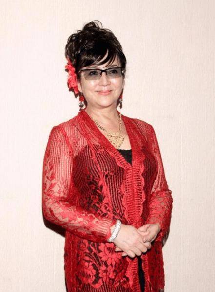 一人拍戏养活一家十口,冯宝宝一年的片酬,在香港能买12套房子.