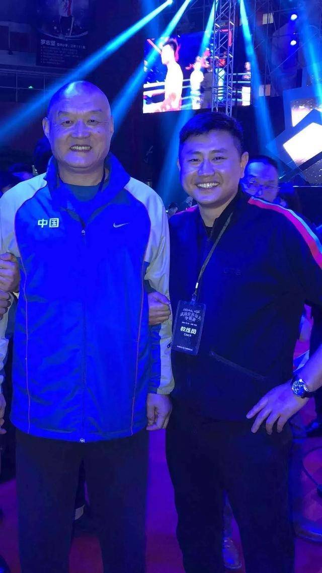 于万岭(左)和自己的散打王冠军弟子张亭宾