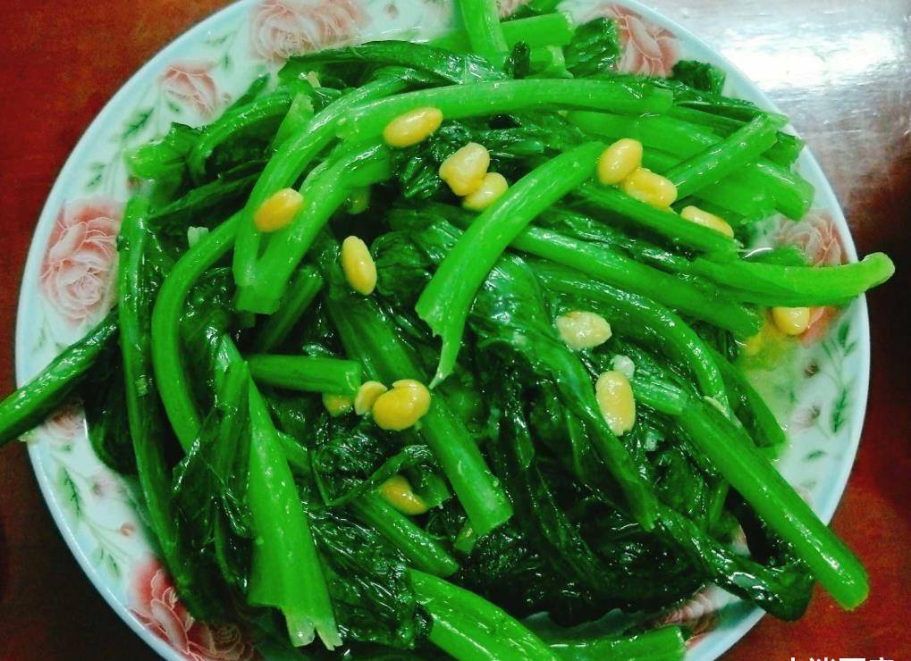 今天就分享大家一个炒春菜的做法,做法超级的简单快手,口感脆嫩清香.