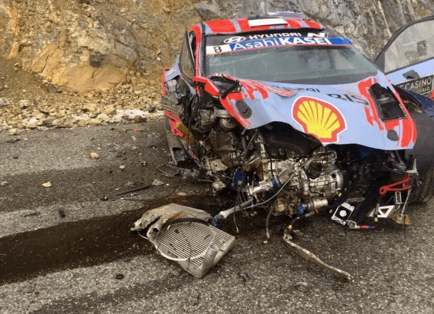 no!赛车手遇到事故是如何自救的!