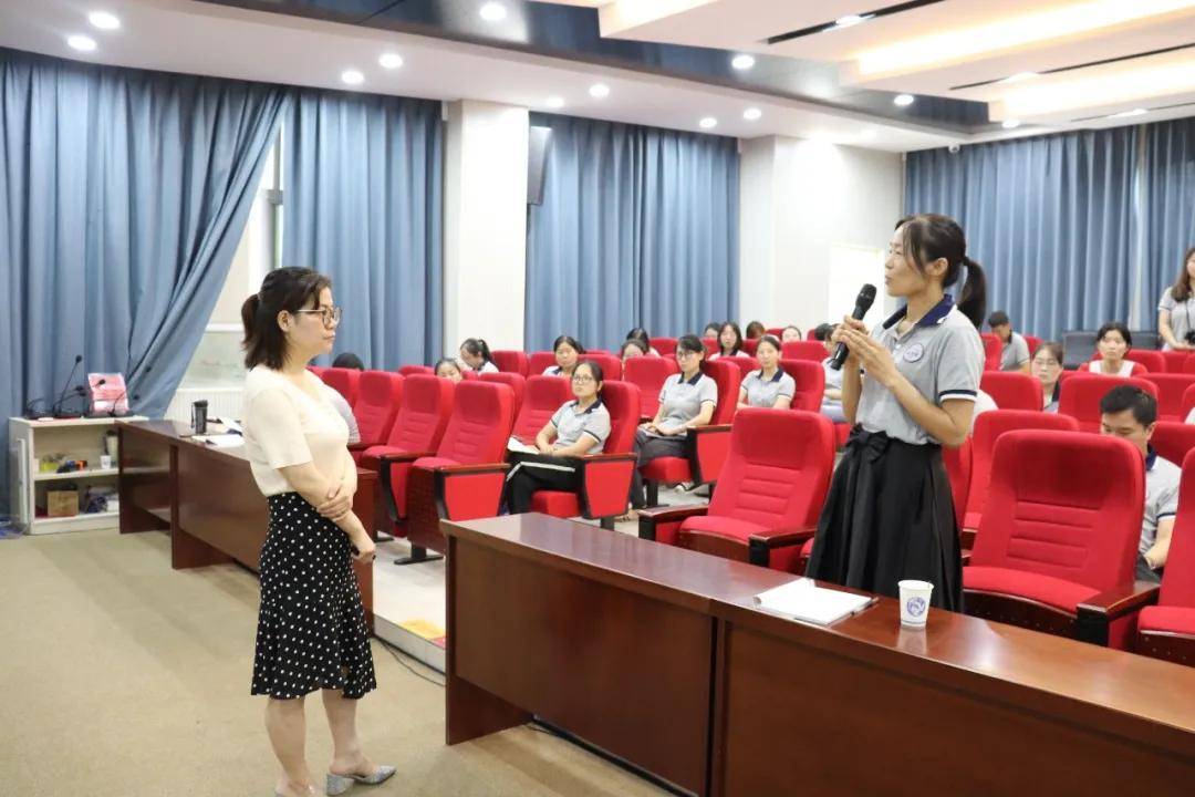 来自上海的优秀生涯规划师,团队引导师陆静雯对老师们做实践引领指导