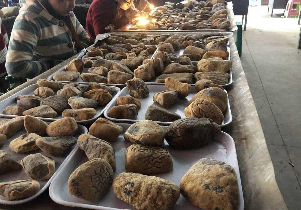 翡翠原石小涛教你在琳琅满目的翡翠市场如何挑选原石.