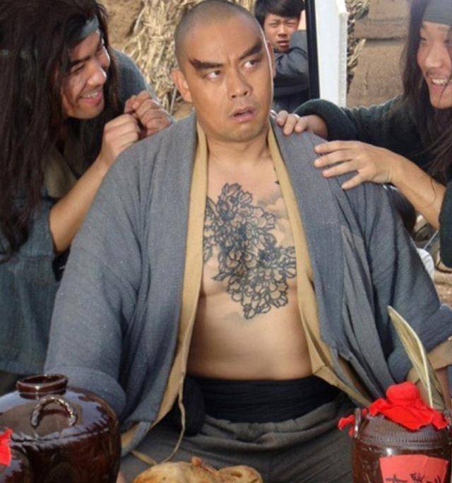 花和尚晋松倒拔玉米树猛男身材不复当年妻子侧颜像麦迪娜