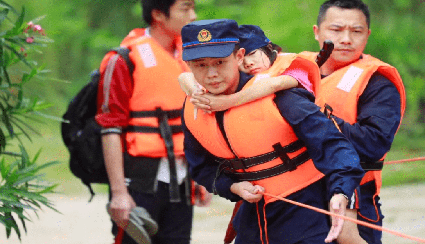 治愈被救小女孩趴在消防员背上睡着