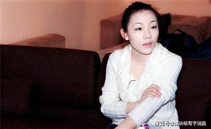 人大才女为何沦为裸模不顾批评全裸做采访是示弱还是炒作