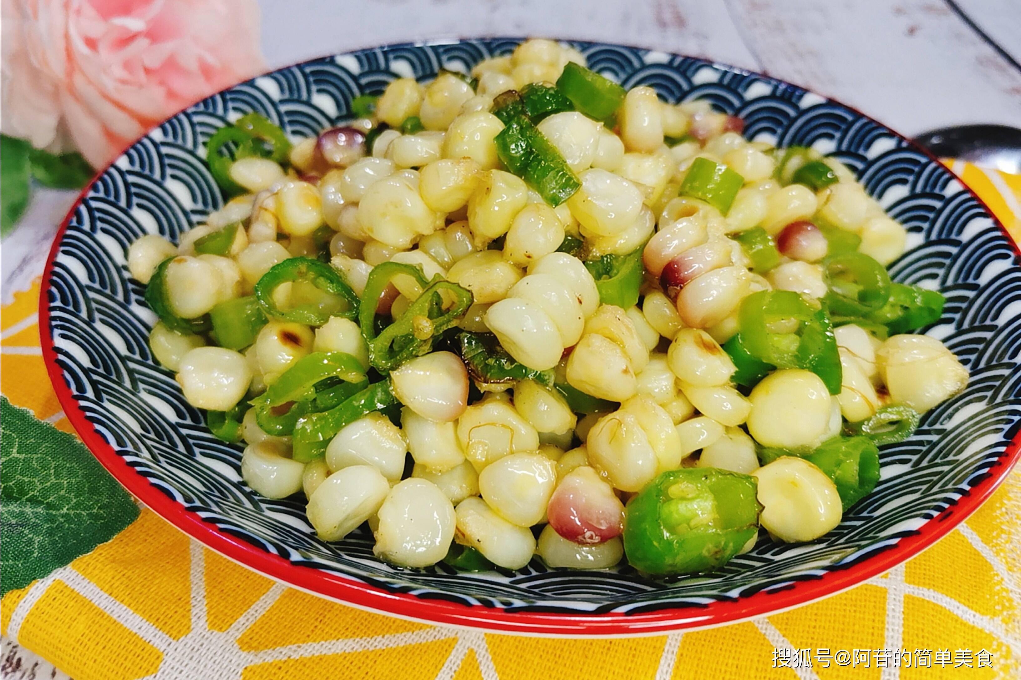 辣椒炒玉米也能如此美味,咸甜软糯粒粒香,用勺挖着吃更过瘾