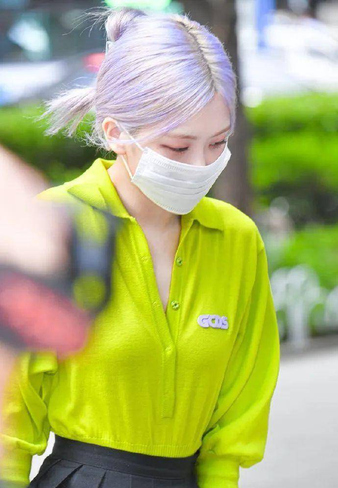 朴彩英直播上班私服太前卫荧光绿卫衣扣子开得低搭超短裙养眼