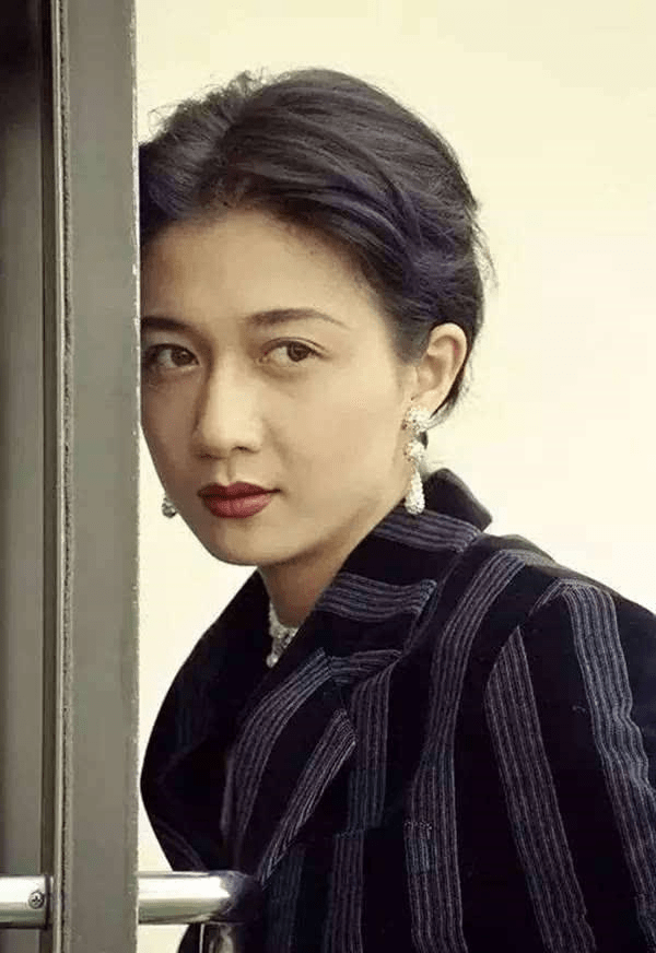 亚洲小姐冠军吴绮莉:曾插足梅艳芳恋情,未婚却为成龙生下一女_因为