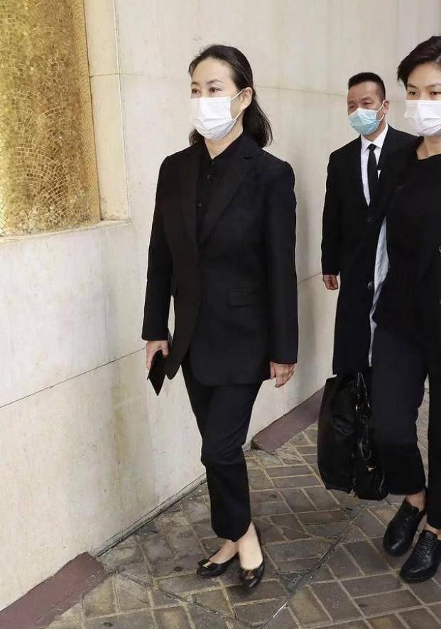 赌王丧礼准女婿窦骁最抢眼黑西装短发精神帅气何超莲秒变迷妹