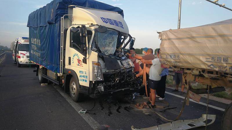 家住萊西市姜山鎮的貨車司機黃某某開車行駛至g15瀋海高速膠州路段時