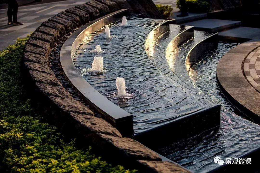 在跌水池最外侧的大瀑布的池底到堰口处做了1.