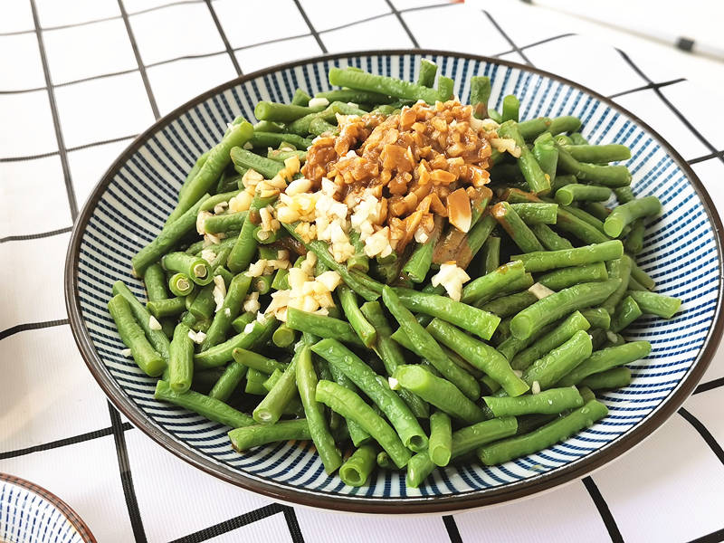 麻汁豆角所需材料:豆角,大蒜,生抽,香醋,盐,芝麻酱,熟花生油具体做法