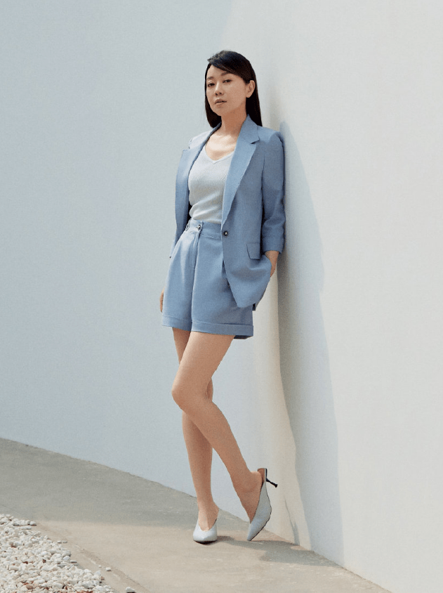 49岁闫妮百变穿搭,红色西装点亮全身,谁说中年女性不能美?