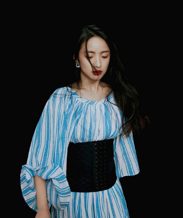 林依晨年纪白长了,穿蓝白条纹裙配披肩长发,38岁嫩成大一新生