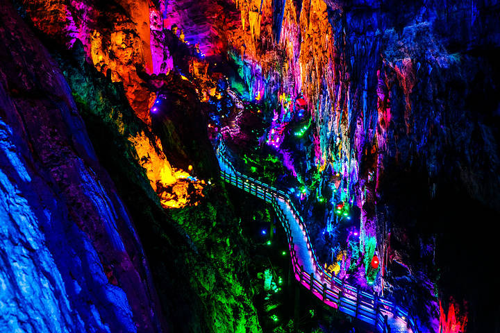 石帘低垂,石瀑飞流,地下河幽深.