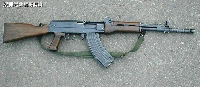 56式半自动与56式步枪的刺刀为三棱刺刀,该刺刀不能拆卸,只能折叠