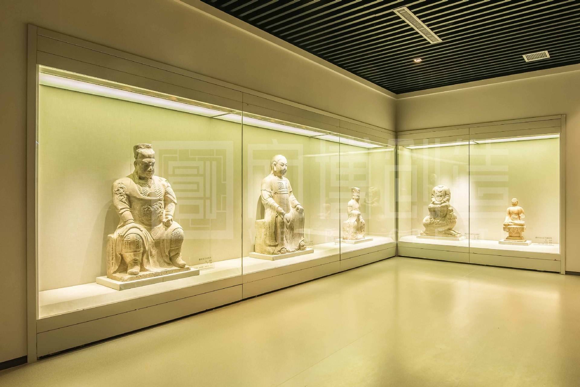 十几年过去了,今天你到老刘的大别墅去看看,那简直就是一座博物馆