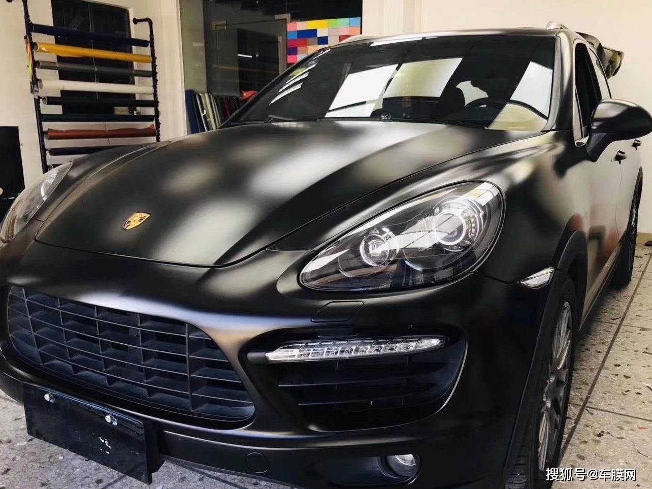 卡宴gts电光金属黑贴膜改色效果图