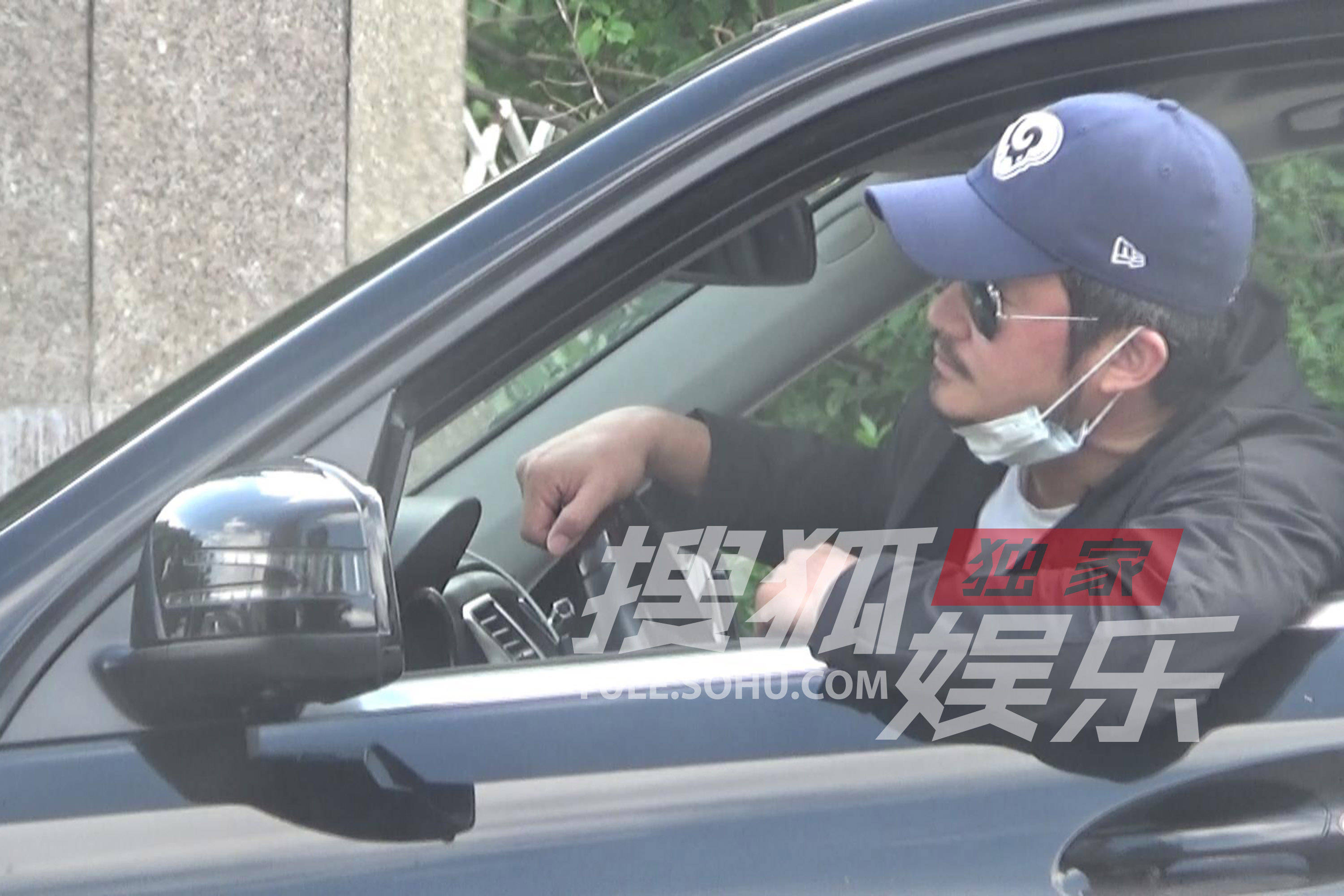 独家:吴京遇堵车焦灼下车查看 皮肤黝黑胡子拉碴