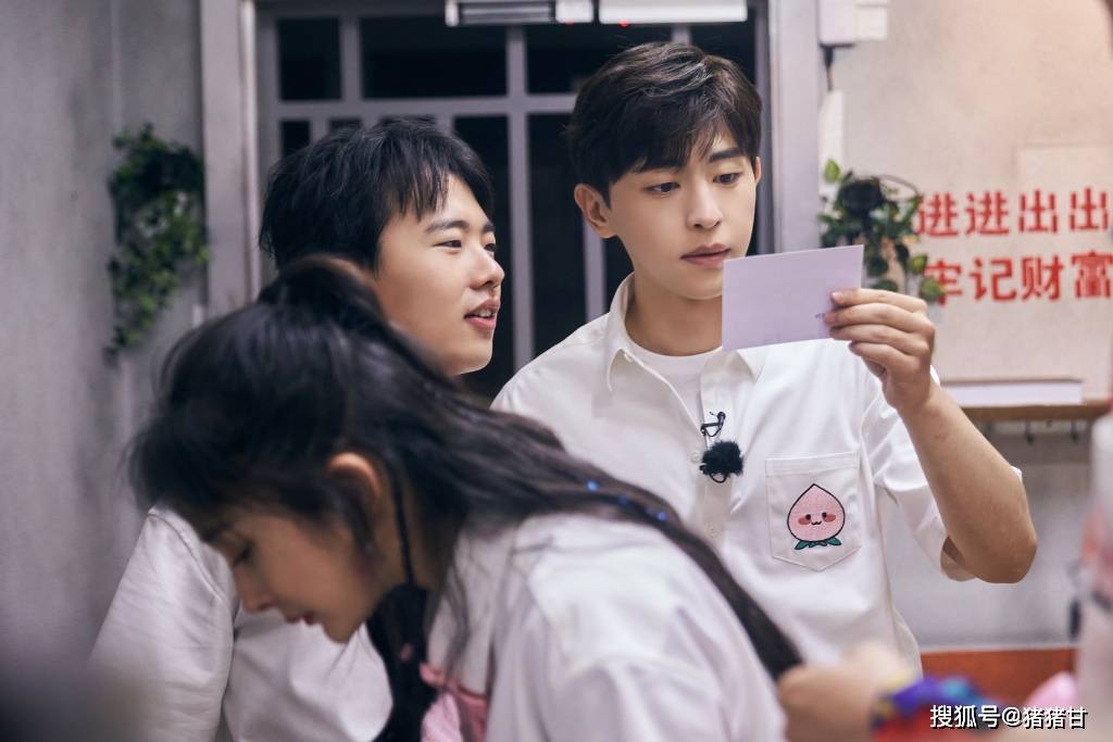 原创邓伦惨被落单黄明昊喜提黄金大脑杨幂对npc撒娇是天选之子