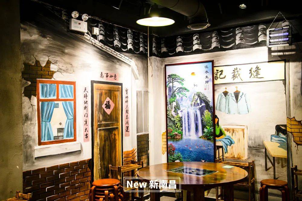 走进这家店,迎面而来的就是浓浓的一股 80年代复古风,市井气十足,与