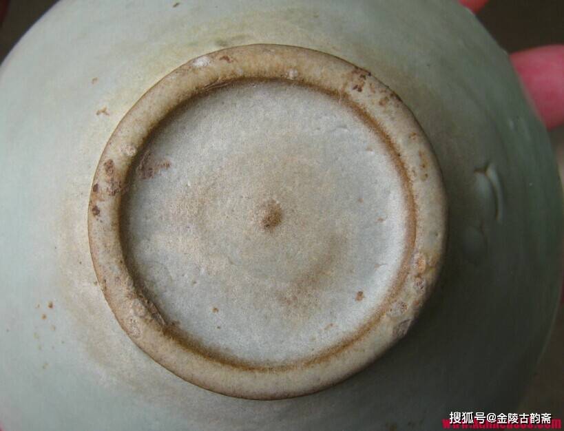 五代和宋代耀州窑青瓷的底足照片