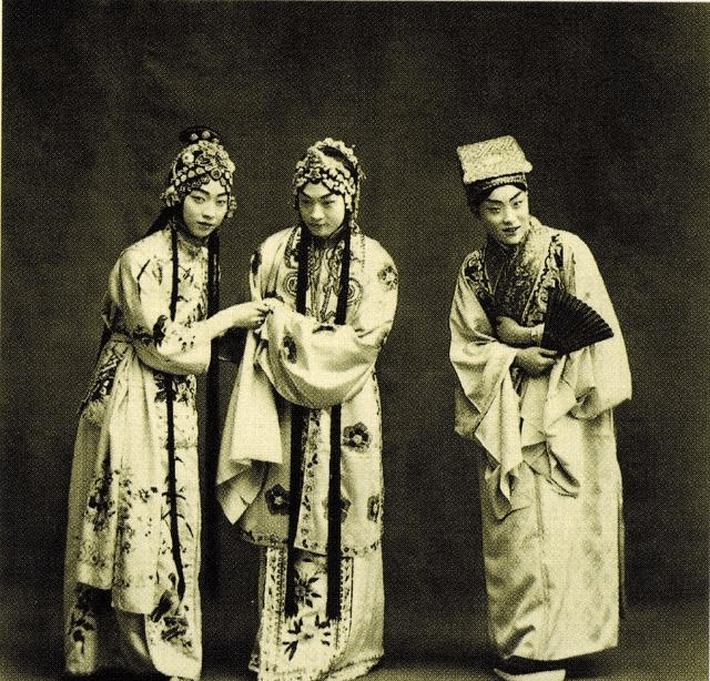 年梅兰芳因为搬家的原因进入了喜连成演出,并且拜了班主叶春善为师