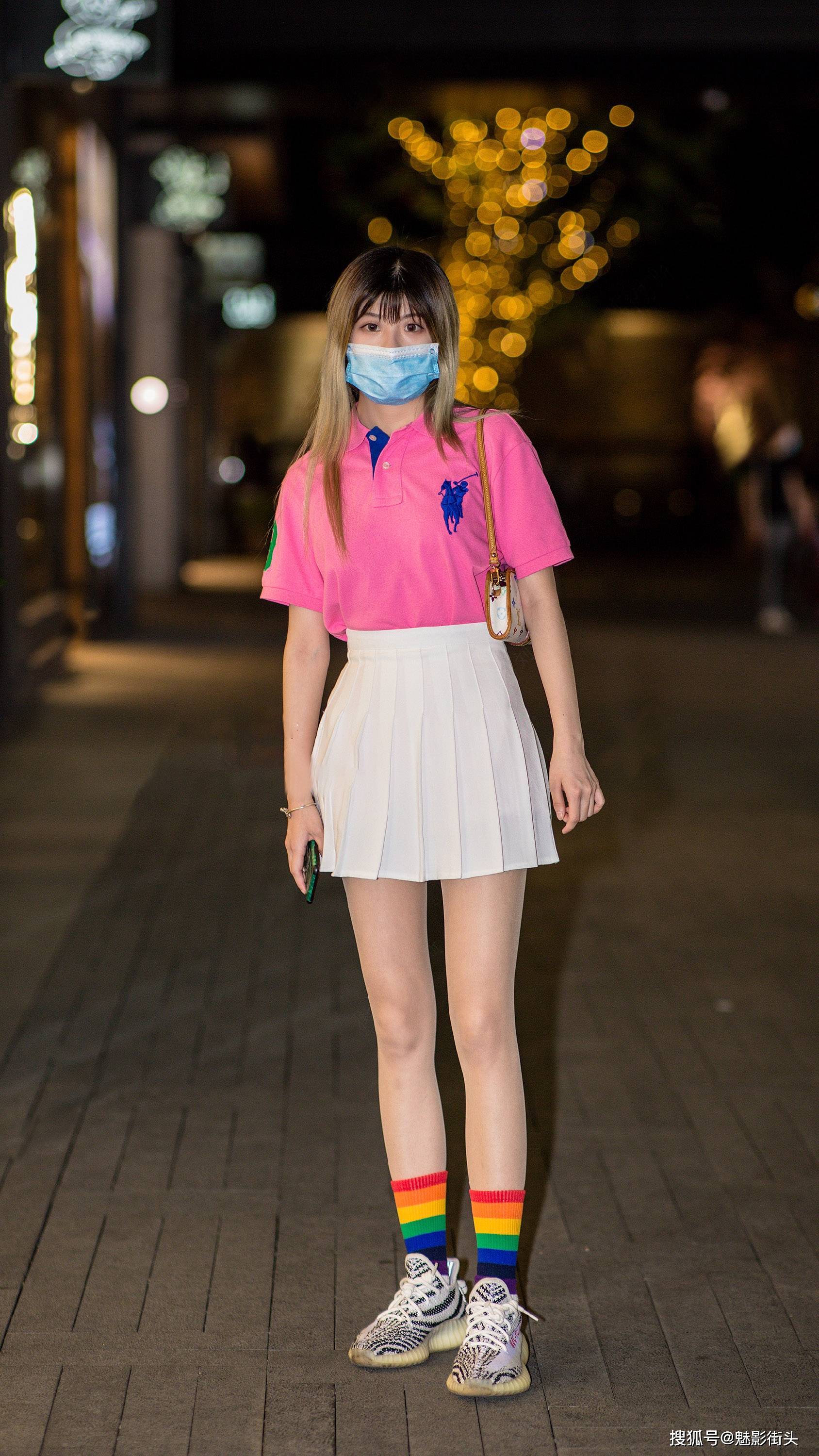 夏季的彩色袜子搭配,打造出不输短靴的时尚效果,养眼又好看