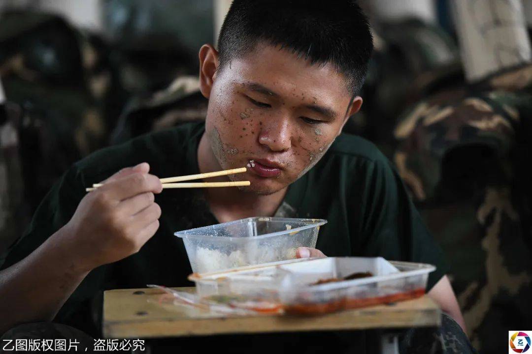 原创一脸泥巴坐地上吃饭,致敬长江大堤上的抗洪勇士,其中不乏00后