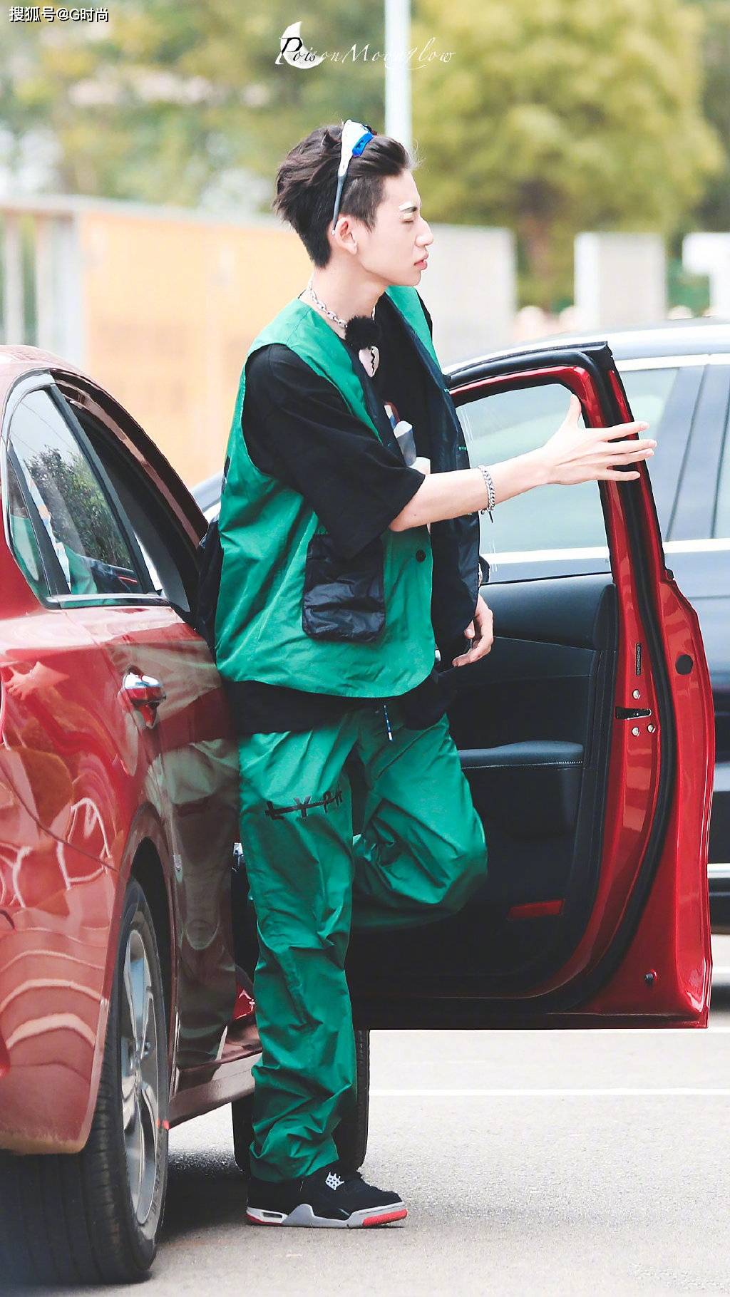 小鬼王琳凯身穿绿色马甲内搭黑色t恤潮酷有范儿