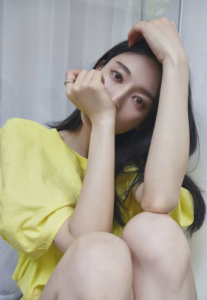 原创张俪晒私服照,穿淡黄的连衣裙配蓬松的长发,皮肤白皙少女感爆棚