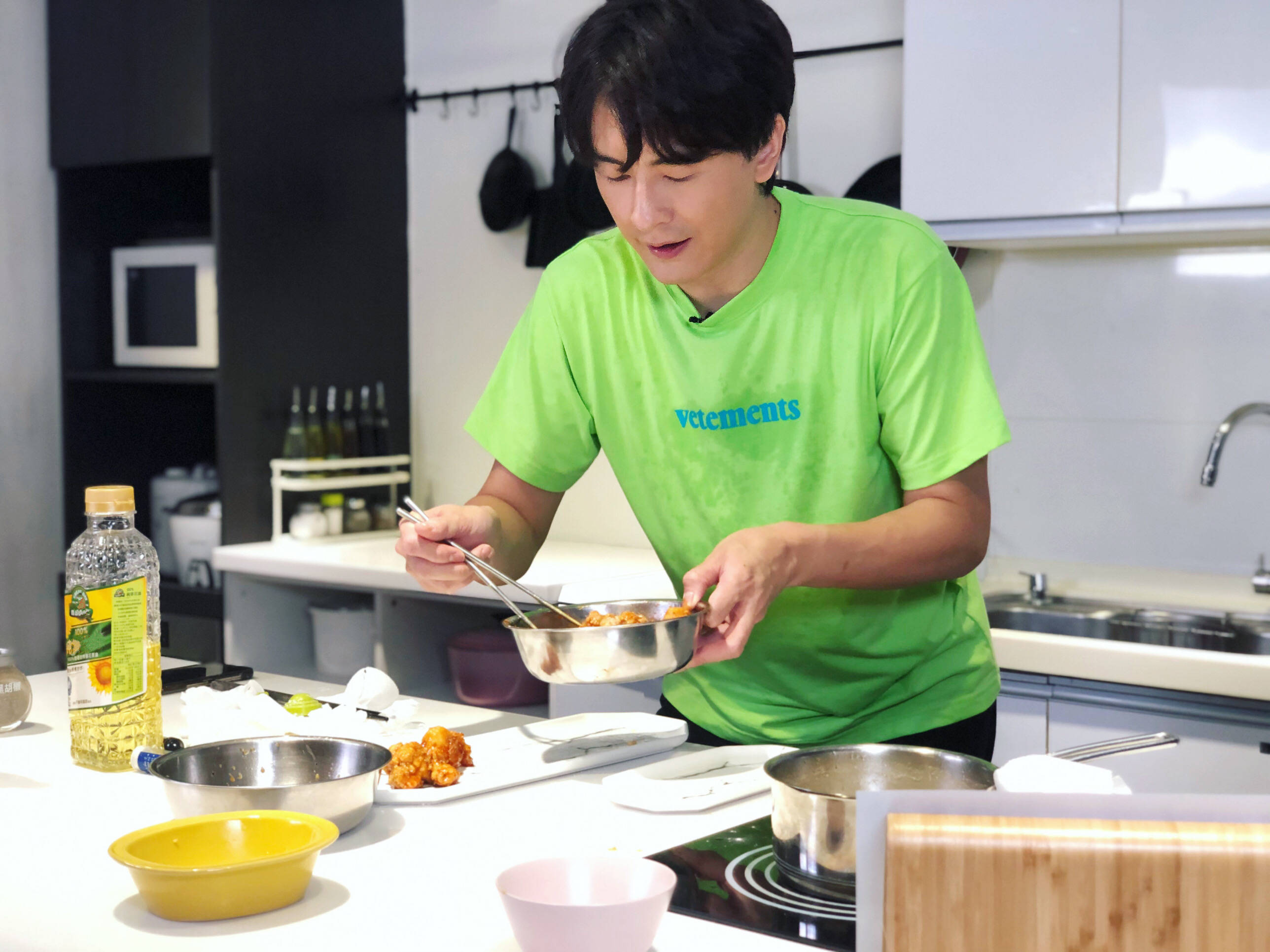 郑元畅差点炸了厨房?粉丝笑称:快还我会做菜的江直树!_炸鸡