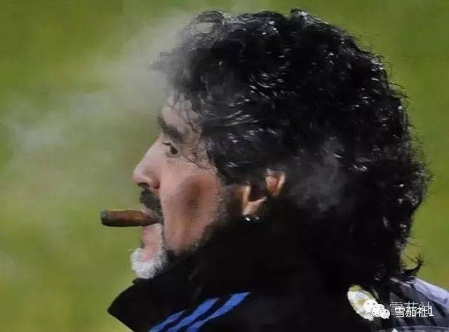 球王马拉多纳抽大雪茄引闹剧古巴雪茄是他手中的权杖