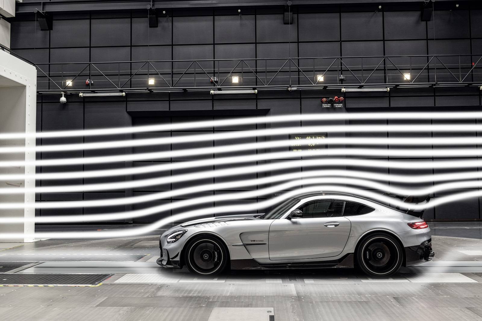 零到200公里加速才9秒 赛道"小黑瓶"奔驰amg gt black series全球首发
