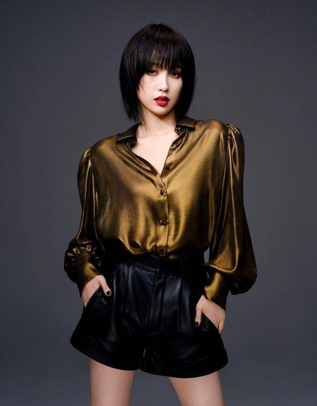 虞书欣解锁新身份成为美妆品牌挚友, 酷帅短发颠覆以往形象!