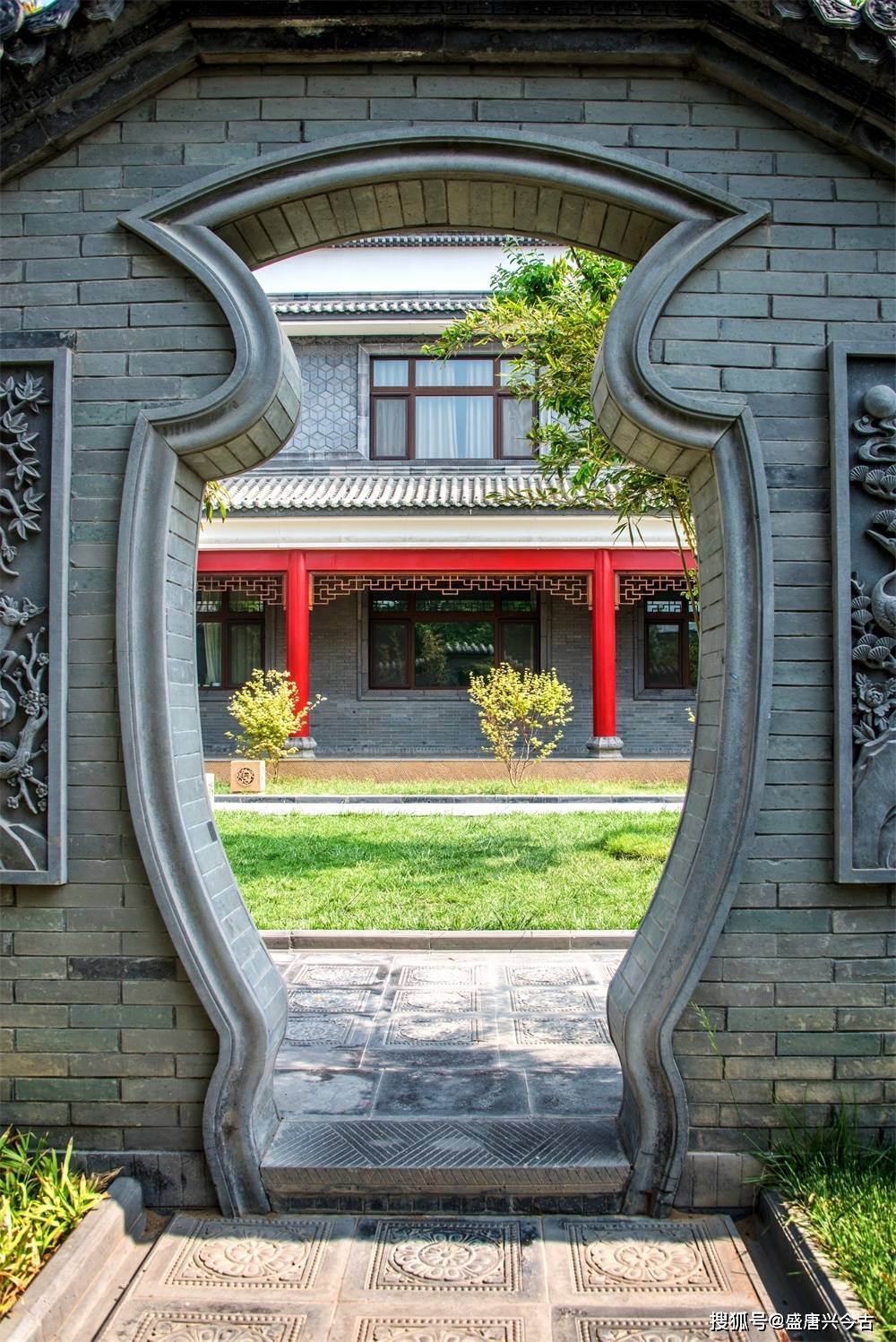 宝瓶形拱门,外观像一个宝瓶,别具一格.