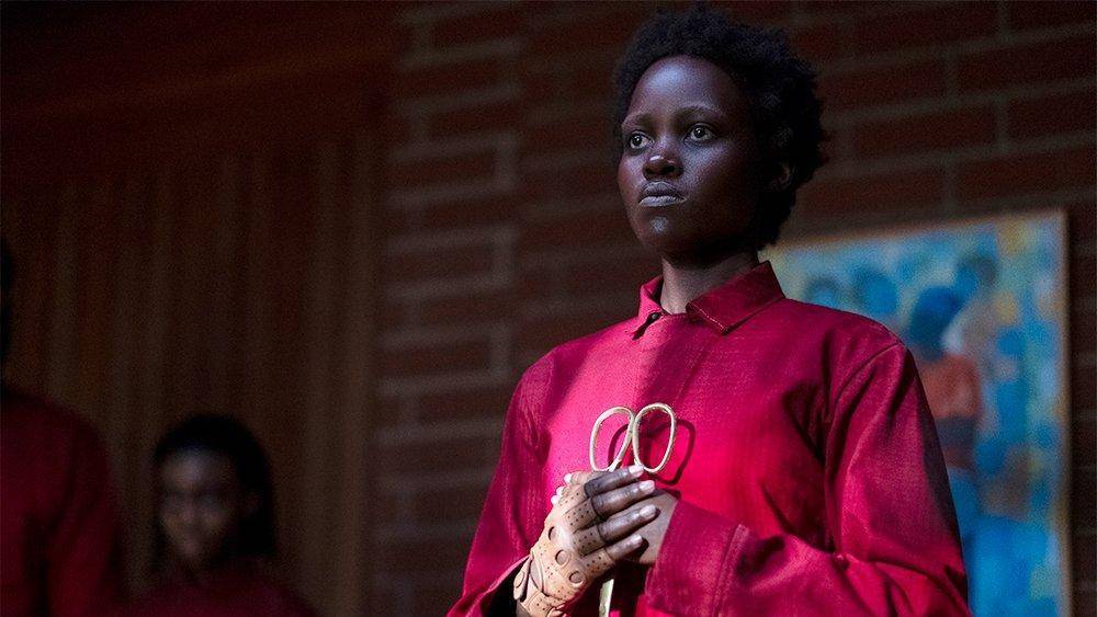 突然,她看到了一个背对着她的小女孩儿.