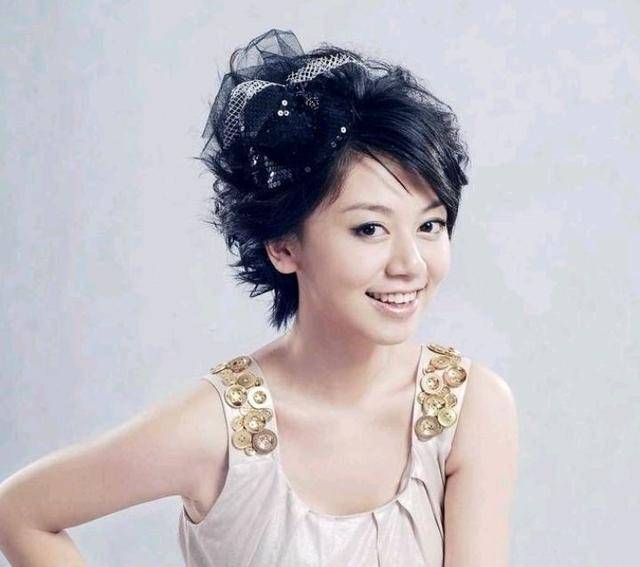 原创湖南台前主持晒素颜险认不出,现嫁美国当主妇,自嘲不配当一姐