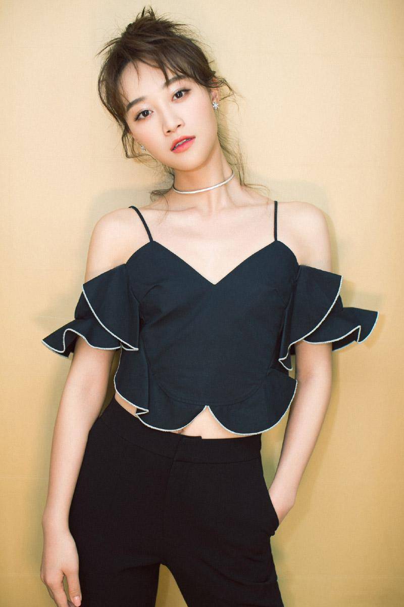 原创蓝盈莹一字领吊带锁骨性感迷人笑容俏皮可爱