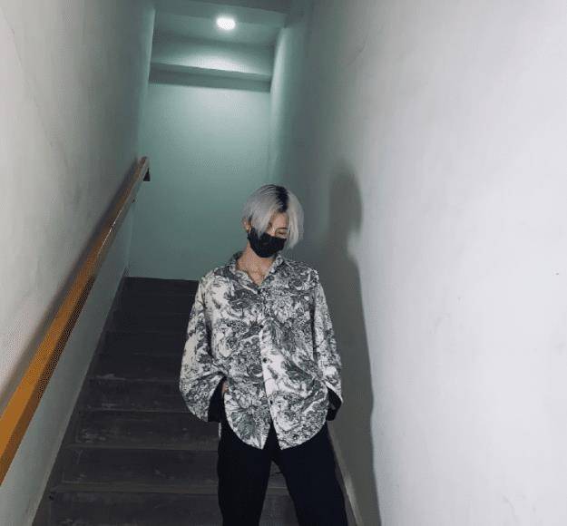 原来"七鹤大人"是他的艺名,知道真实姓名后,听起来像韩国欧巴