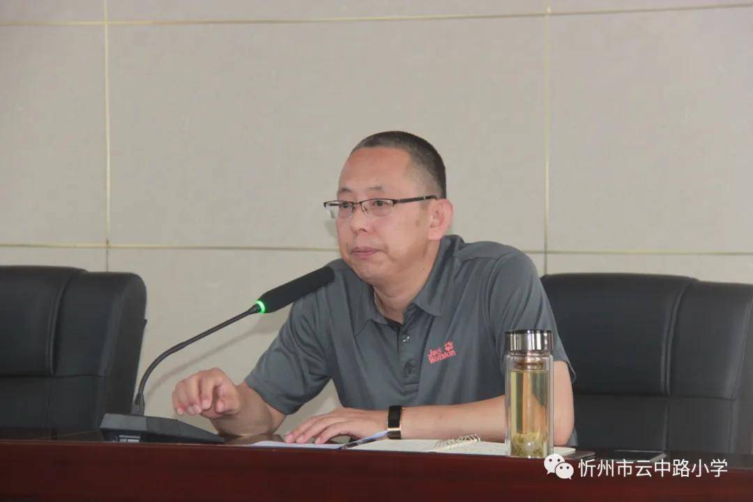 第一项,由分管教学的副校长刘志勇回顾了本学期教导,教研,党办,信息等