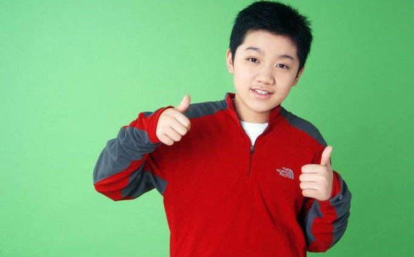 风靡一时的4位童星,一位转行为导演,一位成大咖,而他去世多年_邓鸣